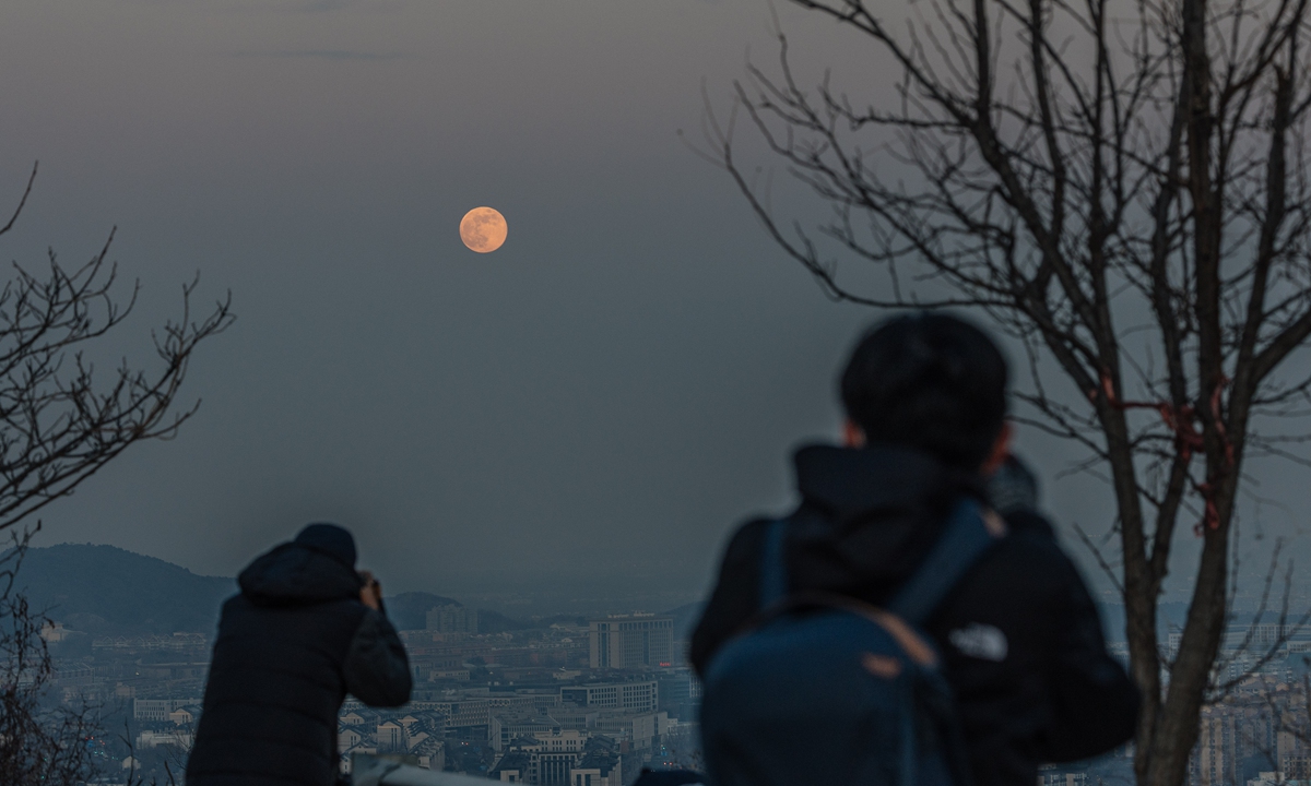 The first supermoon of 2026 lights up the night sky over Beijing on January 3, 2026. Residents gathered atop Hongguang Mountain in Beijing to enjoy the stunning lunar display. Photo: Li Hao/GT