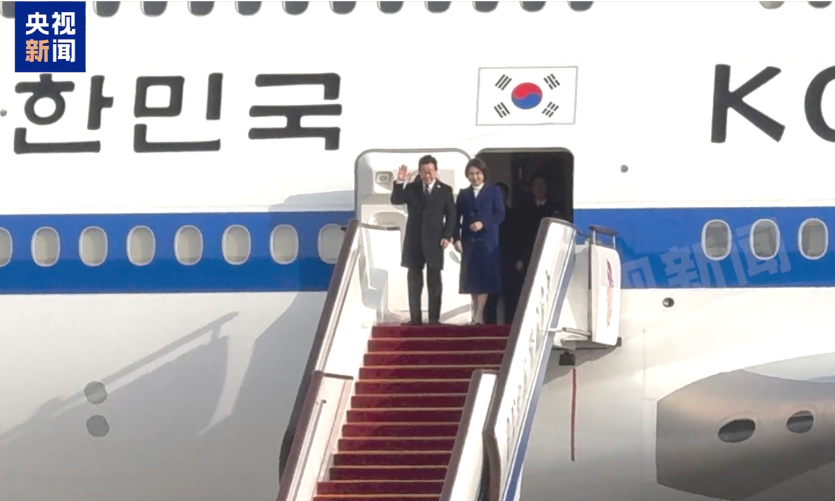 South Korean President Lee Jae-myung, accompanied by first lady Kim Hea-kyung, arrives in Beijing on January 4, 2026, for a state visit to China. Photo: Screenshot from CCTV