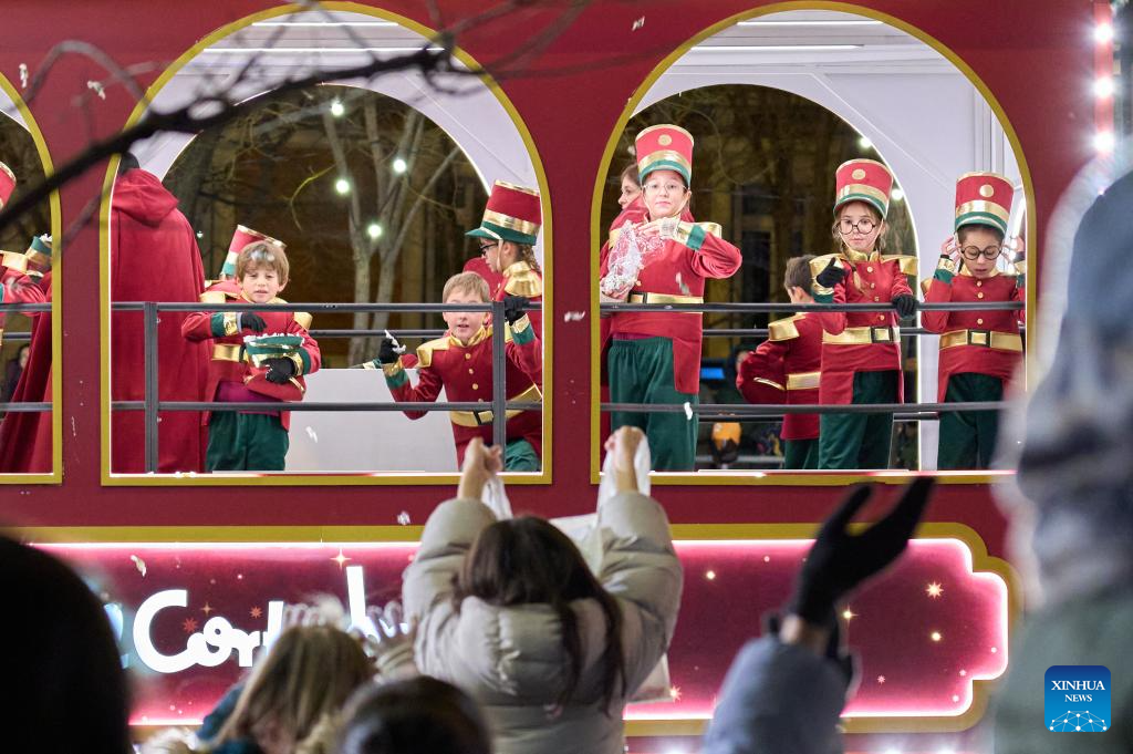 Children on a float toss candies to the crowd during a parade celebrating Three Kings Day in Madrid, Spain on Jan. 5, 2026.
A grand Three Kings Day float parade was held in Madrid on Monday, drawing thousands of people to watch. (Xinhua/Meng Dingbo)