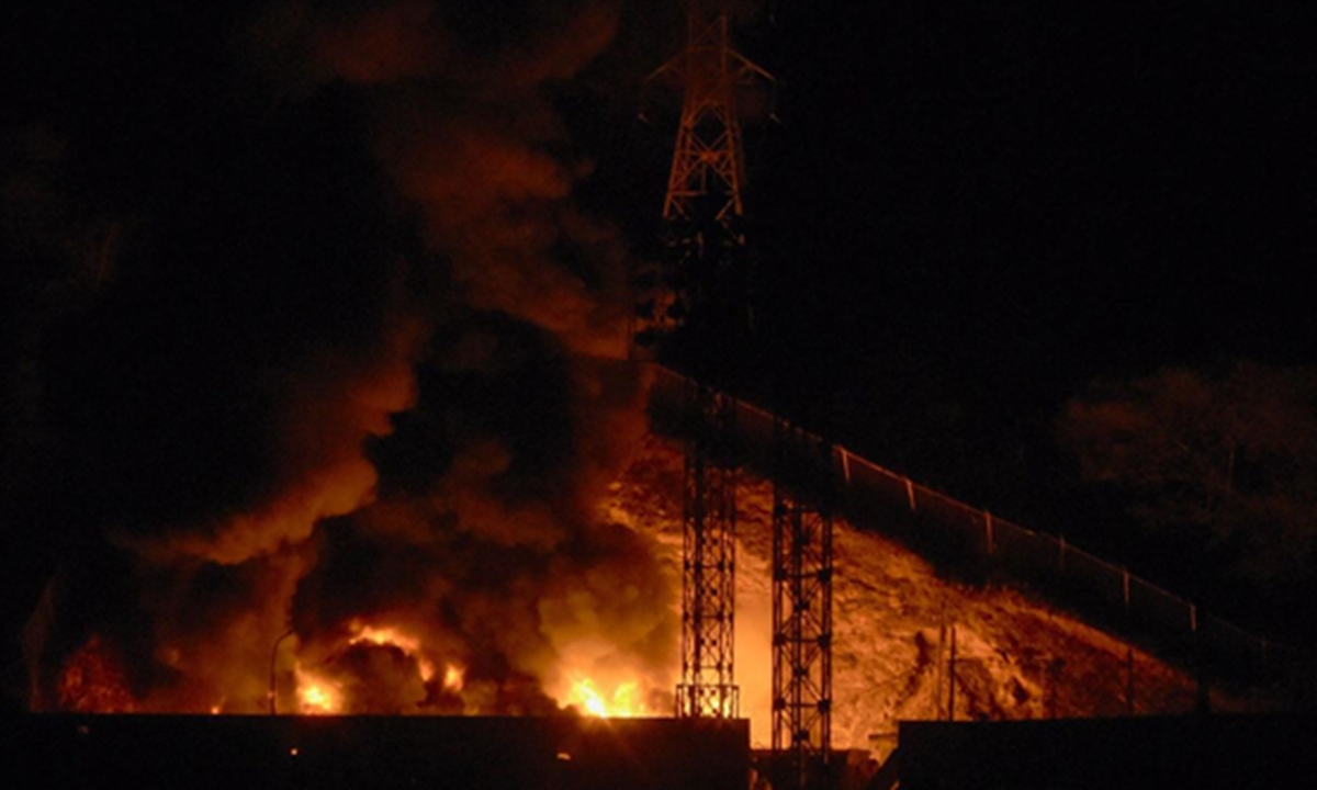 Picture of fire at Fuerte Tiuna, Venezuela's largest military complex, after a series of explosions in Caracas on January 3, 2026. Loud explosions, accompanied by sounds resembling aircraft flyovers, were heard in Caracas around 2:00 am (0600 GMT) on January 3, an AFP journalist reported. Photo: VCG