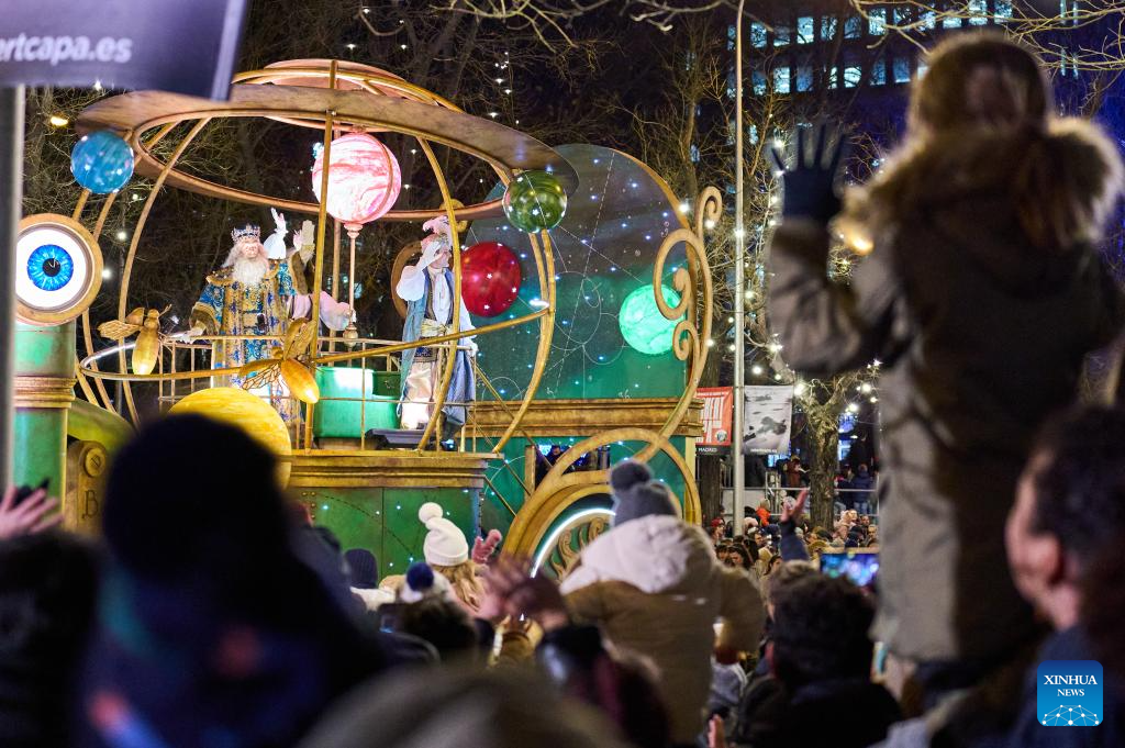 Performers wave to the crowd during a parade celebrating Three Kings Day in Madrid, Spain, on Jan. 5, 2026.
A grand Three Kings Day float parade was held in Madrid on Monday, drawing thousands of people to watch. (Xinhua/Meng Dingbo)