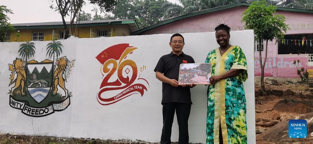 Justina Zainab Conteh (R), executive director of the Saint George Foundation, presents a gratitude plaque to the 26th batch of the Chinese medical team to Sierra Leone at the Saint George Foundation Children's Welfare Institute in Freetown, Sierra Leone, on Jan. 2, 2026. The 26th Chinese medical team to Sierra Leone on Thursday donated a batch of supplies as New Year gifts to a welfare home in Freetown, the country's capital. (The 26th Chinese medical team to Sierra Leone/Handout via Xinhua)