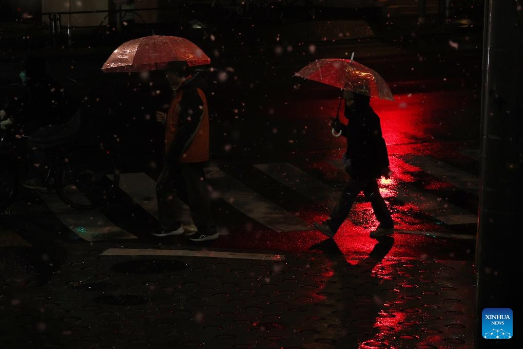 People walk on a street on the first snow day of 2026 in Tokyo, Japan, Jan. 2, 2026. (Xinhua/Jia Haocheng)