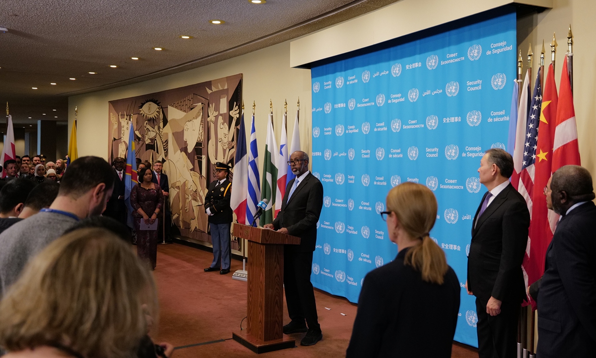 A flag installation ceremony was held outside the United Nations Security Council chamber at UN Headquarters in New York, marking the start of the terms of Bahrain, Colombia, the Democratic Republic of the Congo, Latvia and Liberia as non-permanent members of the Security Council. The event was attended by Abukar Dahir Osman (center), Somalia's envoy to the UN and the Council's president for January, who delivered remarks welcoming the new members. Photo: VCG