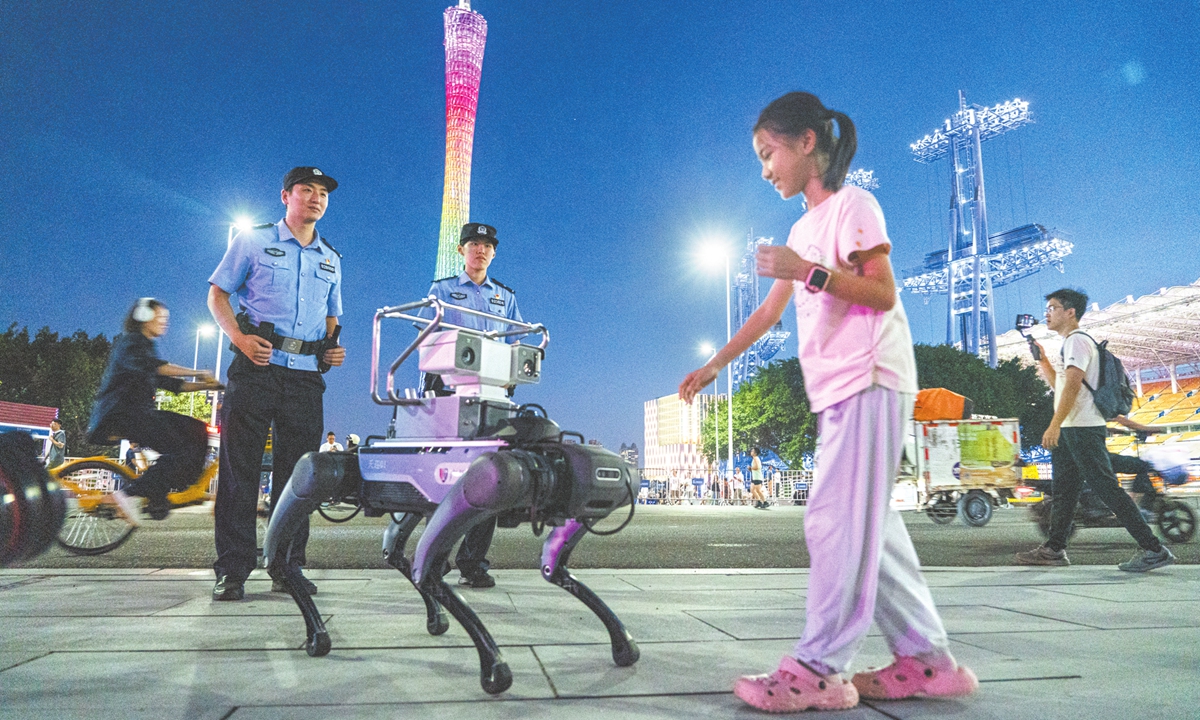 Police deploy a robot dog for patrols at the Huacheng Square in Guangzhou, South China's Guangdong Province, on September 22, 2025. Photo: VCG
