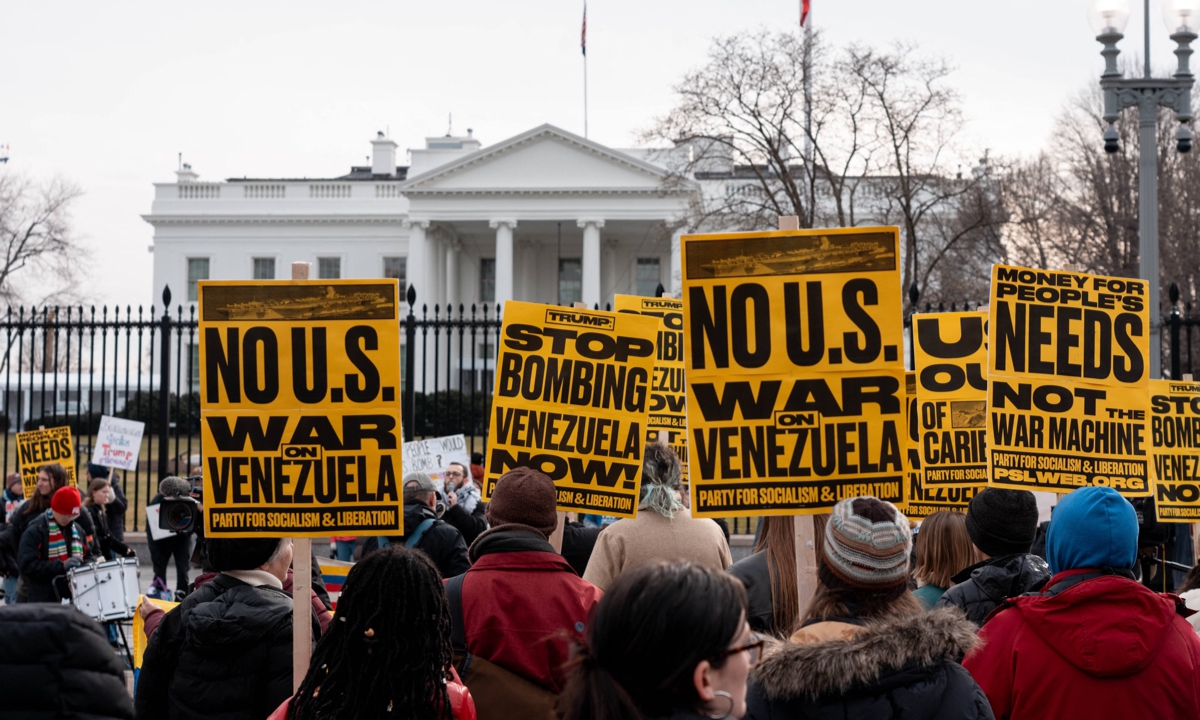 Protesters hold signs showing disapproval of American actions in Venezuela in front of the White House Washington on January 3, 2026. Photo: VCG