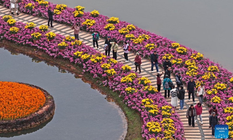 This aerial drone photo taken on Jan. 3, 2026 shows tourists viewing chrysanthemum flowers at a scenic area in Nanning, south China's Guangxi Zhuang Autonomous Region. People engaged in various leisure activities during the New Year's Day holiday. (Photo: Xinhua)