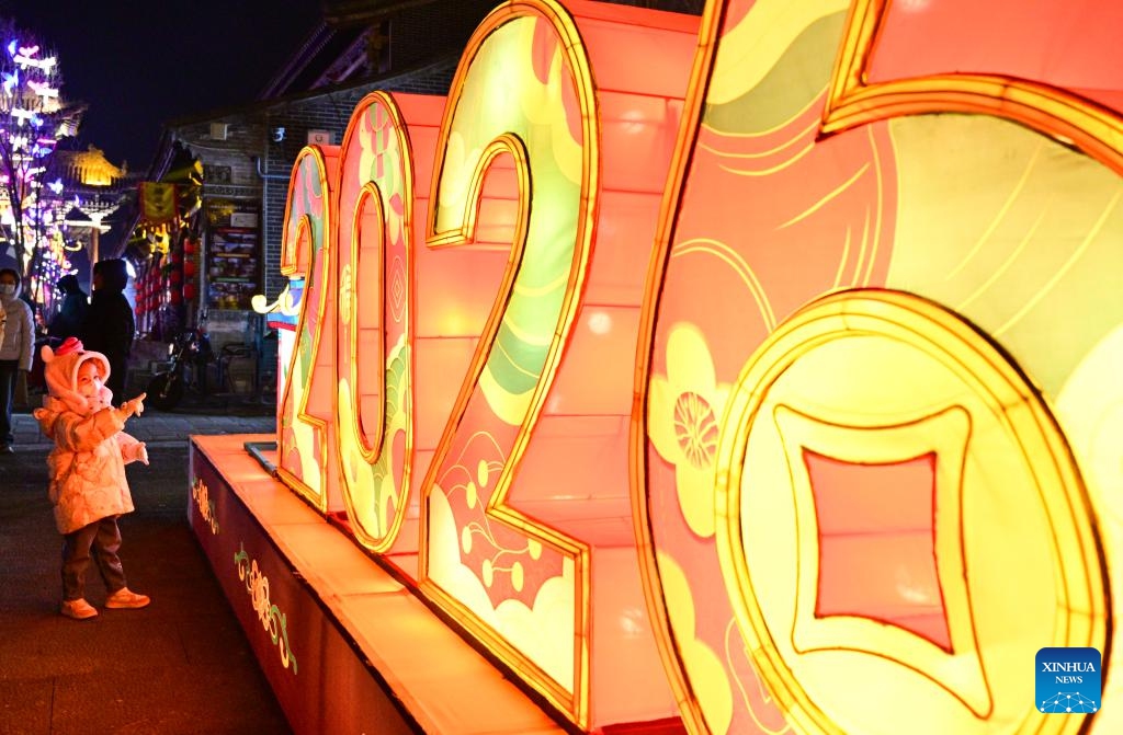 A child looks at a set of lanterns at an ancient city scenic area in Huangyuan County of Xining, northwest China's Qinghai Province on Jan. 2, 2026. (Photo: Xinhua)