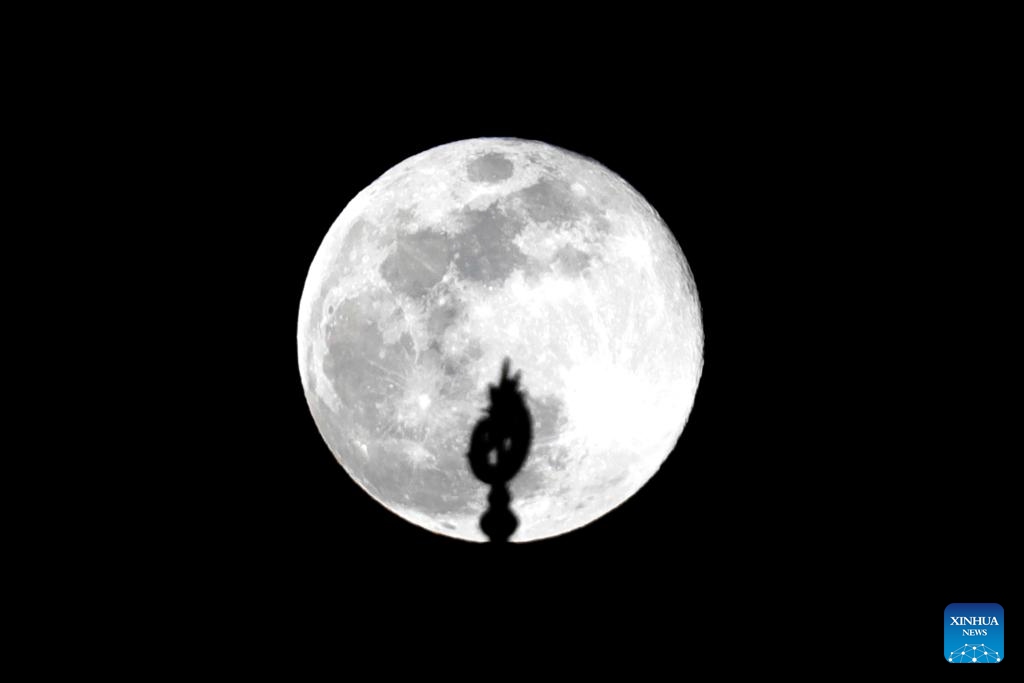 This photo taken on Jan. 3, 2026 shows the super moon above the Saladin Citadel in Cairo, Egypt. (Photo: Xinhua)