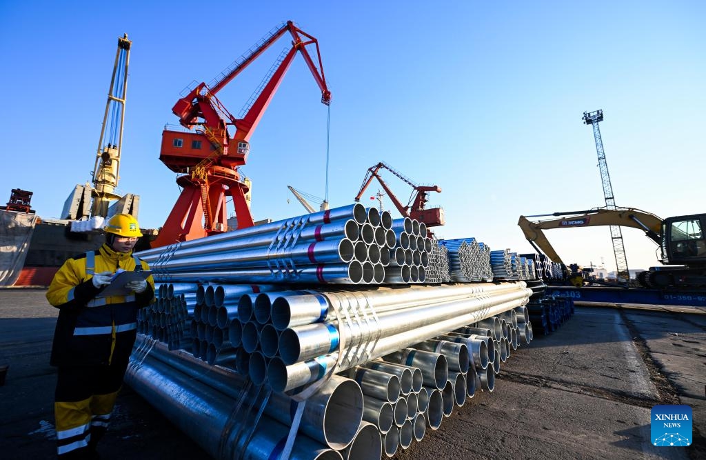 A staff member checks goods in stock at a terminal of a subsidiary of Tianjin Port Holdings Co., Ltd. at Tianjin Port in north China's Tianjin, Jan. 2, 2026. Tianjin Port has witnessed a bustling scene during this New Year's Day holiday, with a steady stream of vessels docking and unloading containers here, marking a fresh start of the new year. (Photo: Xinhua)