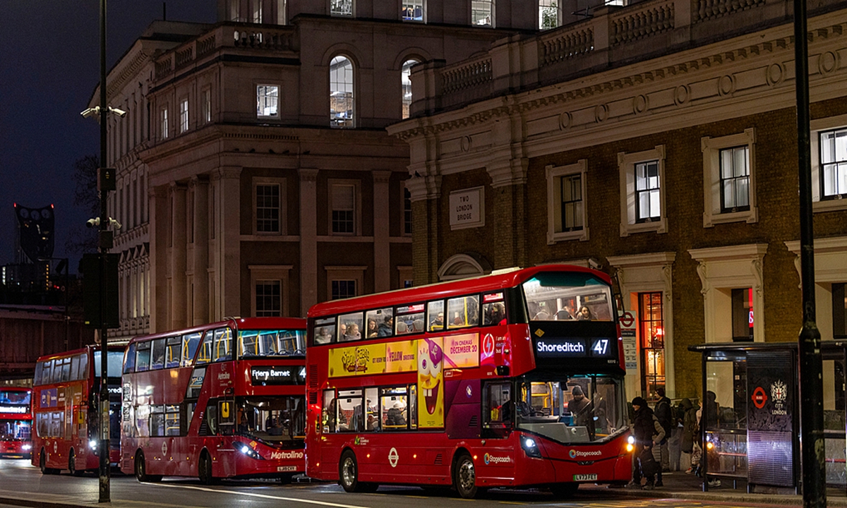 Commuters board buses on London Bridge in London, UK, on Monday, Dec. 15, 2025.  Photo: VCG