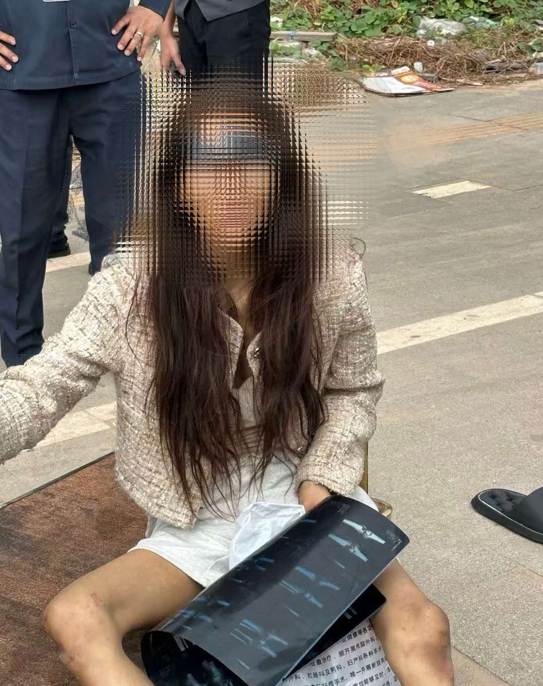 A female internet celebrity is found wandering on the streets of Cambodia, with what appeared to be an injured leg. Photo from the Chinese embassy in Cambodia