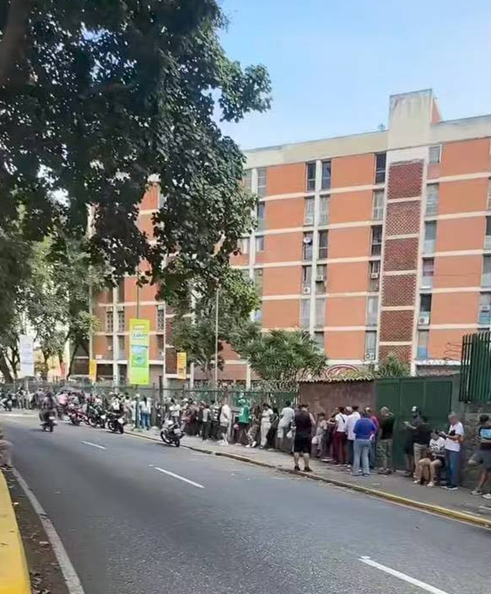 Outside some supermarkets in Caracas, citizens queue up in long lines. Photo provided by the interviewees