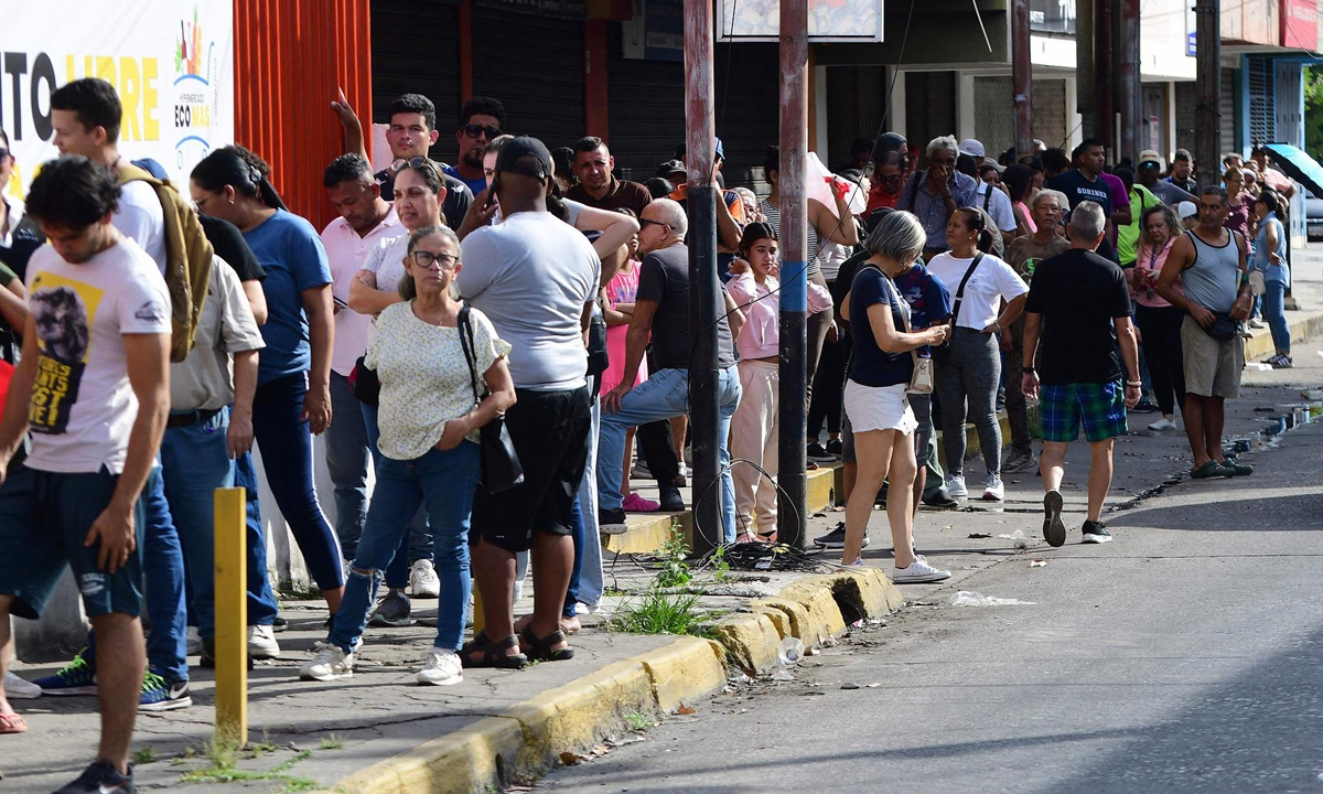 People make a line to buy groceries in Caracas on January 3, 2026. Photo: VCG