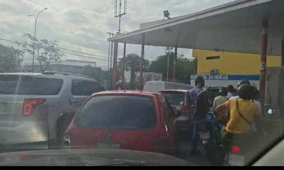 Most gas stations in Caracas are crowded with people. Photo provided by the interviewees