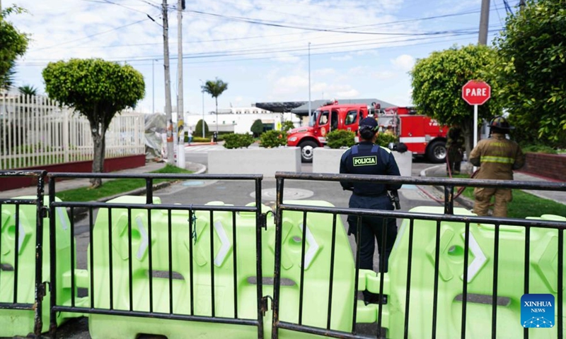 A Colombian police officer stands guard outside the U.S. Embassy in Bogota, Colombia, Jan. 3, 2026. (Photo: Xinhua)