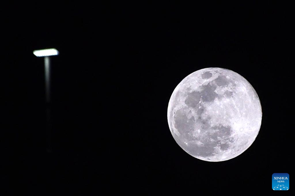 This photo taken on Jan. 3, 2026 shows the super moon in Karachi, Pakistan. (Photo: Xinhua)