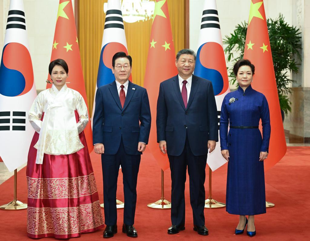 Chinese President Xi Jinping and his wife Peng Liyuan pose for a group photo with President of the Republic of Korea (ROK) Lee Jae Myung and his wife Kim Hea Kyung in Beijing, capital of China, Jan. 5, 2026. Xi held talks with Lee, who is on a state visit to China, at the Great Hall of the People in Beijing on Monday. (Photo: Xinhua)