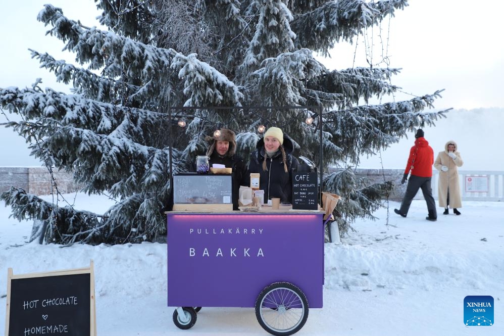 This photo taken on Jan. 3, 2026 shows a stall selling coffee and snacks in Rovaniemi, Finland. Rovaniemi, a city located on the Arctic Circle, is renowned worldwide for aurora watching, winter sports, and reindeer sleigh rides. It is also well known internationally as the home of Santa Claus, attracting large numbers of visitors from around the globe. (Photo: Xinhua)