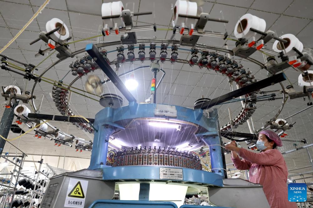 A worker operates on a textile production line of a company in Shizhong District of Zaozhuang, east China's Shandong Province, Jan. 4, 2026. (Photo: Xinhua)