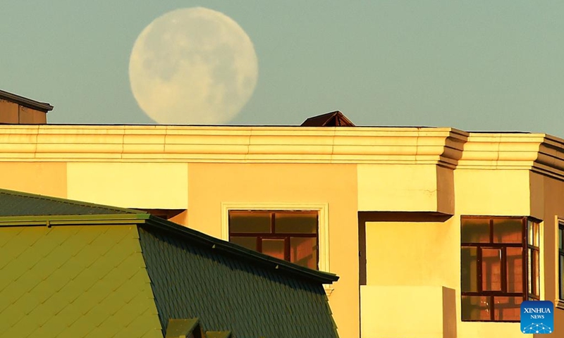 The super moon in the early morning is seen over the sky in Baku, Azerbaijan, Jan. 4, 2026. (Photo: Xinhua)