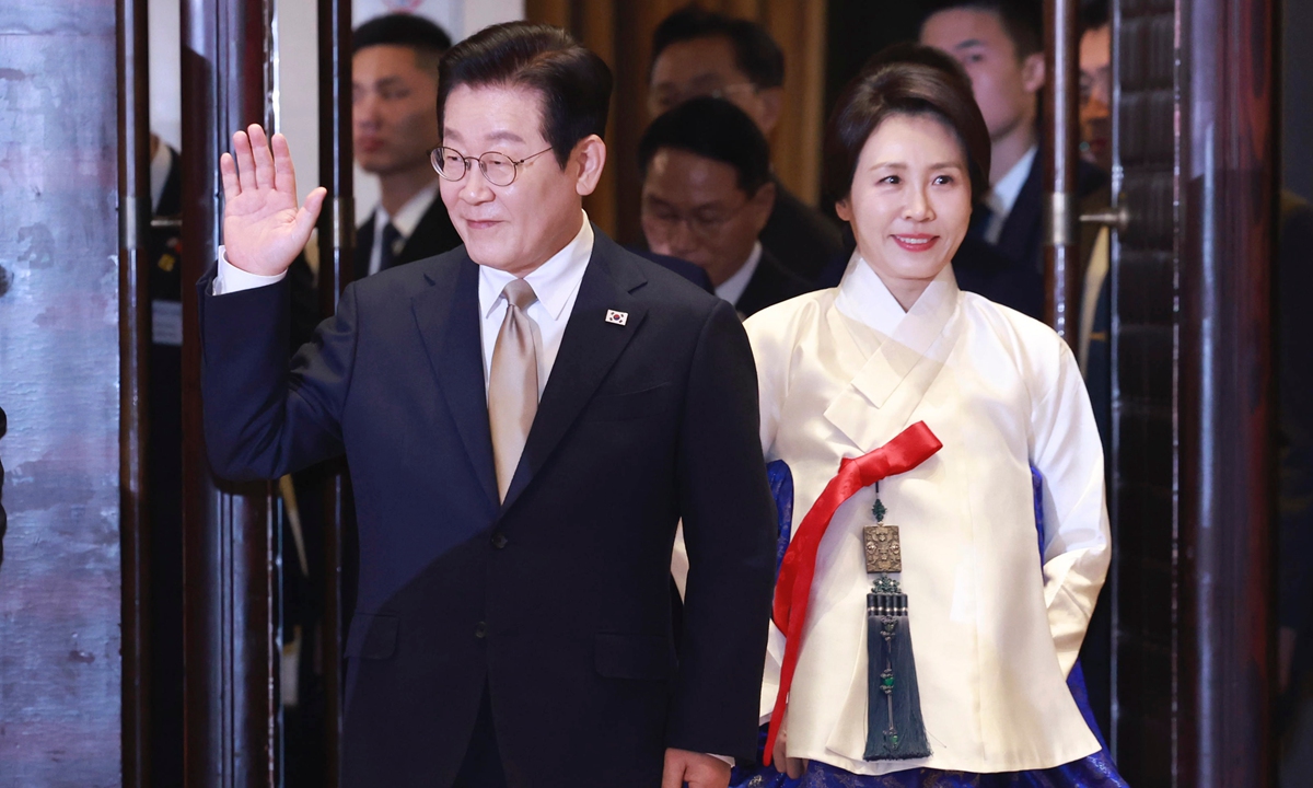 South Korean President Lee Jae-myung and his wife meet with South Korean expatriates in China during China visit in Beijing on January 4. Photo: VCG