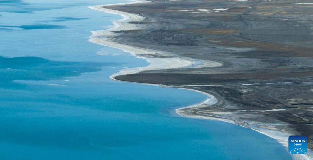 An aerial drone photo taken on Jan. 3, 2026 shows the winter scenery of Baiku Co in Xigaze City, southwest China's Xizang Autonomous Region. (Photo: Xinhua)