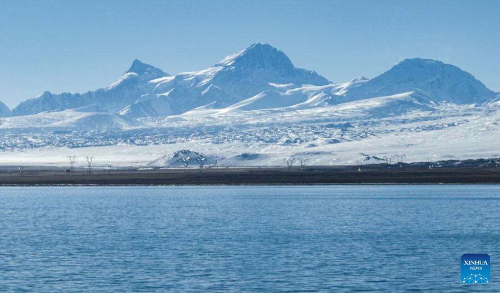 An aerial drone photo taken on Jan. 3, 2026 shows the winter scenery of Baiku Co in Xigaze City, southwest China's Xizang Autonomous Region. (Photo: Xinhua)