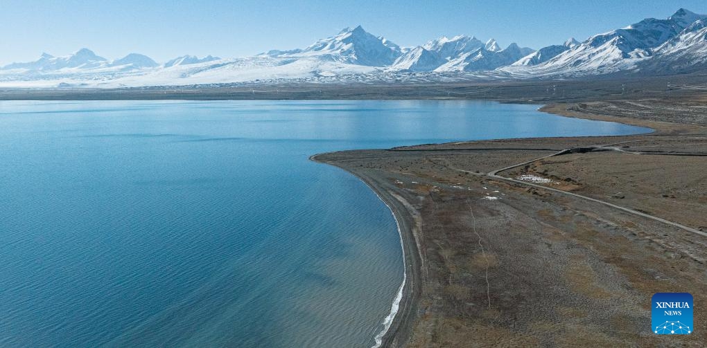 An aerial drone photo taken on Jan. 3, 2026 shows the winter scenery of Baiku Co in Xigaze City, southwest China's Xizang Autonomous Region. (Photo: Xinhua)