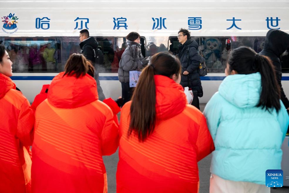 Passengers prepare to board the bullet train No.G1276, the first themed high-speed train of the Harbin Ice-Snow World, at Harbin West Station in Harbin, northeast China's Heilongjiang Province, Jan. 4, 2026. The first high-speed train with the theme of the Harbin Ice-Snow World began service from Harbin West Station on Sunday, heading for Wuhan City in central China's Hubei Province. Featuring unique interior and exterior decorations of the Harbin Ice-Snow World, the themed high-speed train serves as a mobile emblem to boost the ice and snow economy. (Photo: Xinhua)