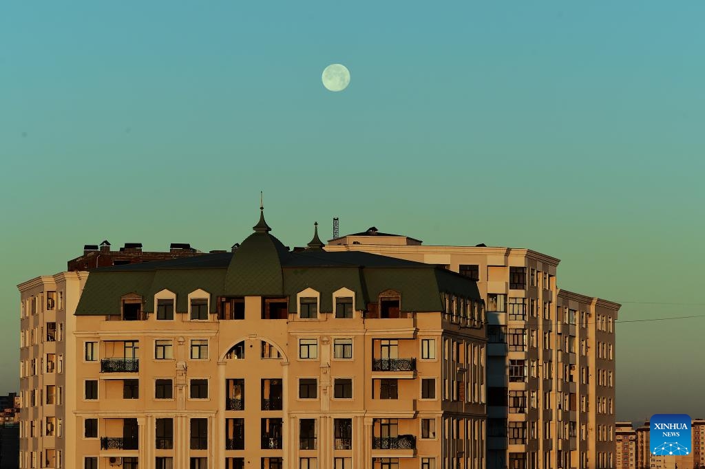 The super moon in the early morning is seen over the sky in Baku, Azerbaijan, Jan. 4, 2026. (Photo: Xinhua)