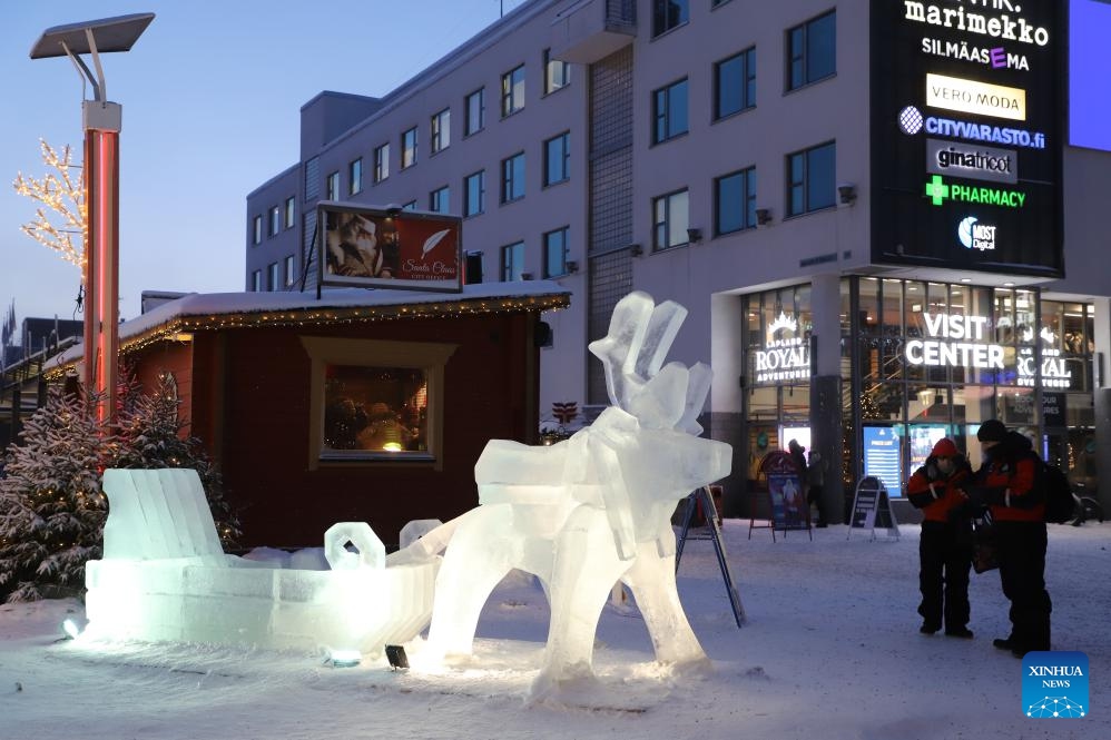 People view an ice sculpture depicting a reindeer pulling a sleigh in Rovaniemi, Finland, Jan. 2, 2026. Rovaniemi, a city located on the Arctic Circle, is renowned worldwide for aurora watching, winter sports, and reindeer sleigh rides. It is also well known internationally as the home of Santa Claus, attracting large numbers of visitors from around the globe. (Photo: Xinhua)