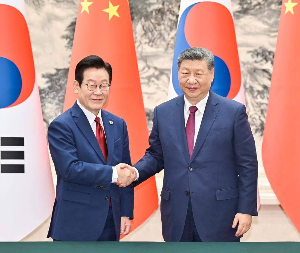 Chinese President Xi Jinping and President of the Republic of Korea (ROK) Lee Jae Myung witness the signing of cooperation documents after their talks in Beijing, capital of China, Jan. 5, 2026. Xi held talks with Lee, who is on a state visit to China, at the Great Hall of the People in Beijing on Monday. (Photo: Xinhua)
