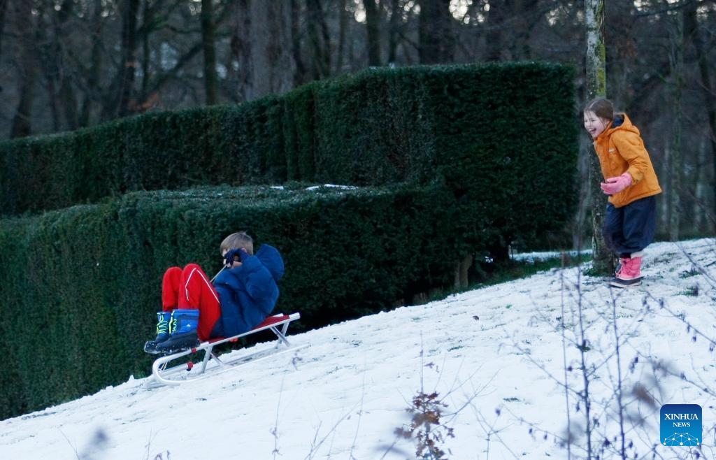 Children play on the snow ground in a park in the Hague, the Netherlands, Jan. 4, 2026. (Photo: Xinhua)