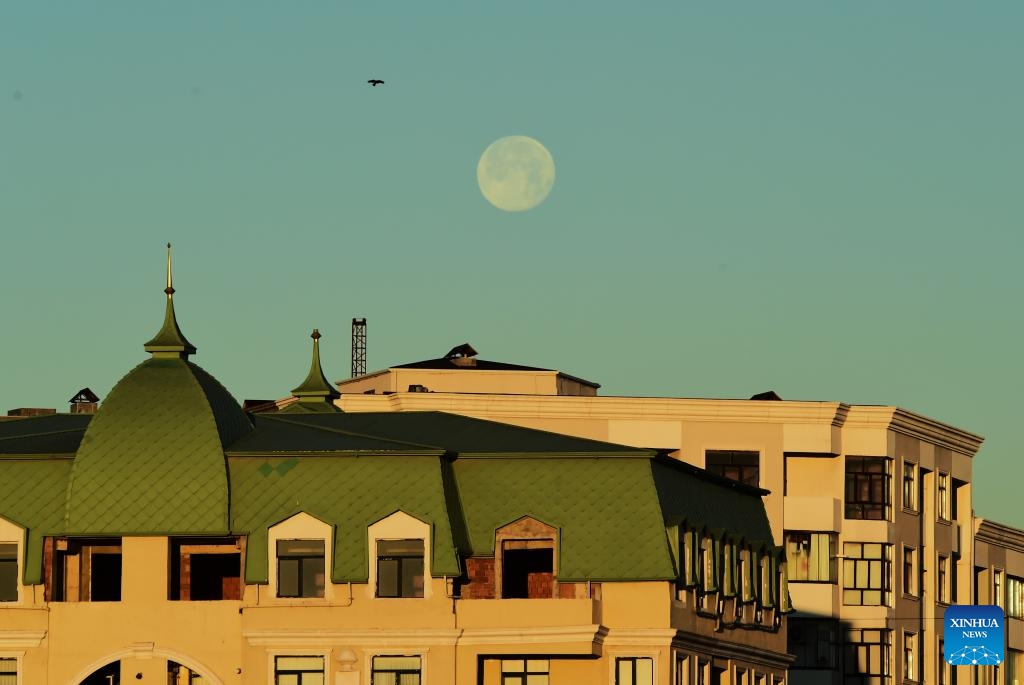 The super moon in the early morning is seen over the sky in Baku, Azerbaijan, Jan. 4, 2026. (Photo: Xinhua)