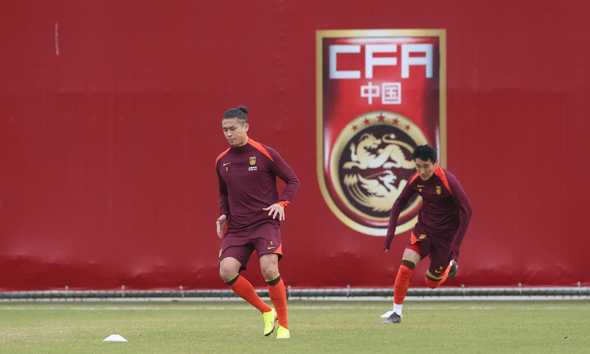 Chinese men's national football team players Zhang Yuning (left) and Wei Shihao warm up during a training session in Zhaoqing, South China's Guangdong Province, on January 5, 2026. Photo: Cui Meng/GT