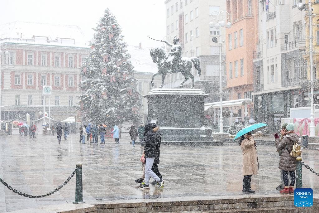 People walk amid heavy snowfall in Zagreb, Croatia, Jan. 6, 2026. (Goran Stanzl/PIXSELL via Xinhua)
