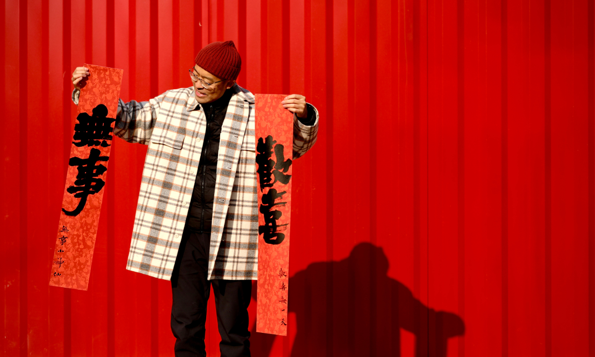 Chang Jiang shows his couplet. Photo: Courtesy of Chang Jiang