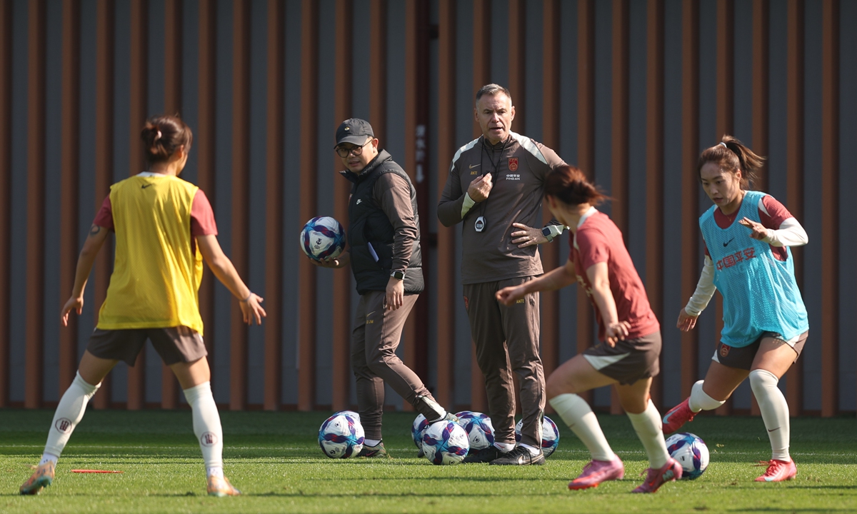 Chinese women's football team players practice during a training session under the watch of head coach Ante Milicic (center) in Shenzhen, South China's Guangdong Province, on January 6, 2026. Photo: Cui Meng/GT