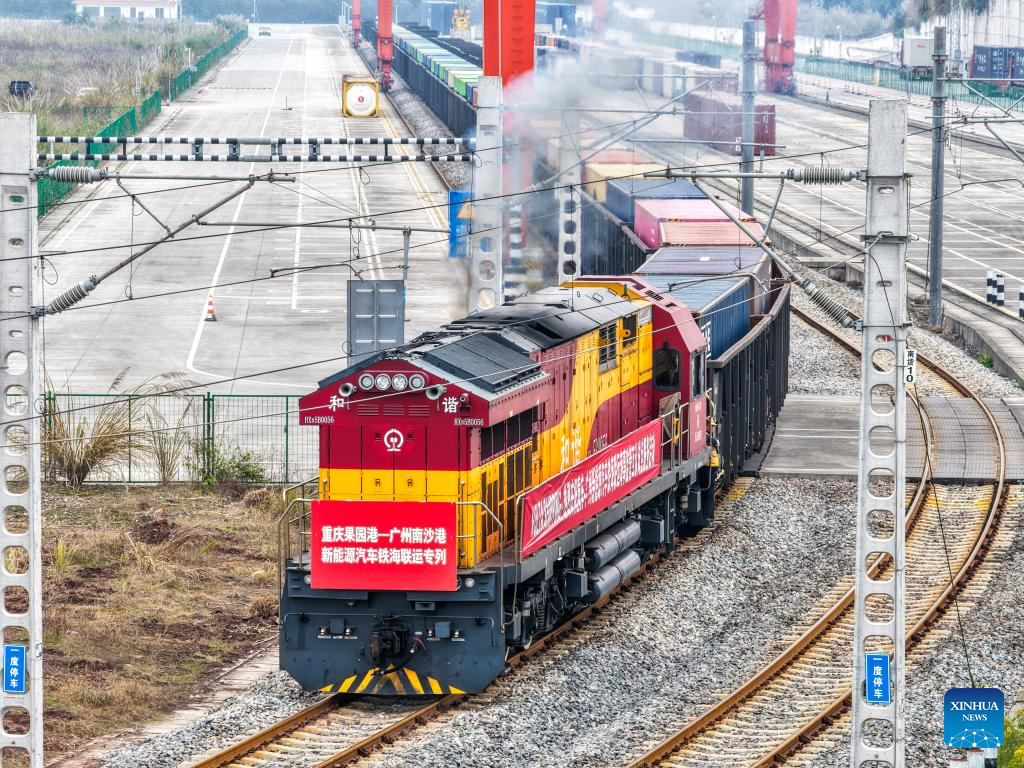 An aerial drone photo taken on Jan. 7, 2026 shows a freight train loaded with Chongqing-manufactured new energy vehicles departing from Yuzui Station at Guoyuan Port in Chongqing, southwest China. Departing on Wednesday, this freight train is expected to arrive at Nansha Port in south China's Guangzhou City after 48 hours and then be transferred to a vessel bound for the Middle East.

As a major vehicle manufacturing base, Chongqing has stably operated eastbound and southbound rail-sea intermodal freight trains via Ningbo, east China's Zhejiang Province and Qinzhou, south China's Guangxi Zhuang Autonomous Region. (Xinhua/Tang Yi)