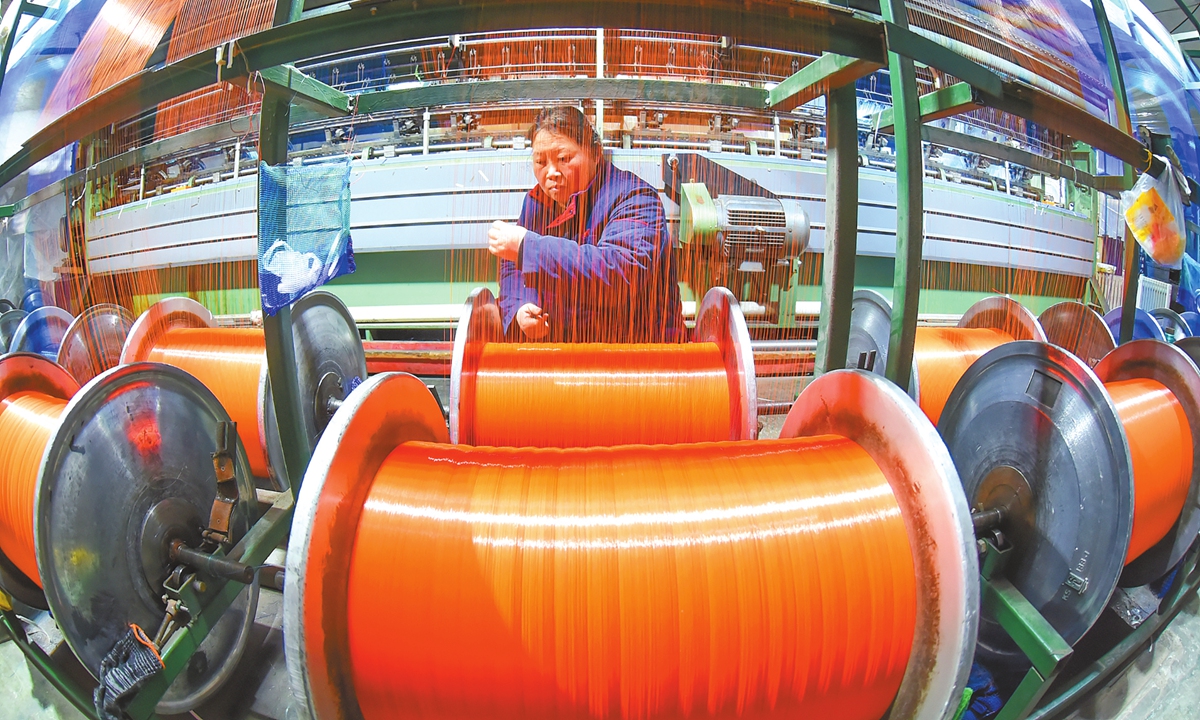 A worker produces nets at a workshop in Lianyungang, East China's Jiangsu Province, on January 6, 2026. Local factories have been bustling for several days at the beginning of the new year to ensure a strong start. In December, the nationwide Purchasing Managers Index for the manufacturing sector rose 0.9 from the previous month to 50.1, returning to expansion territory. Photo: VCG