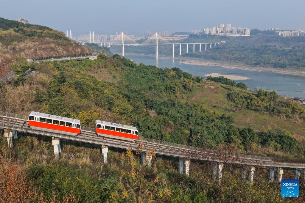 An aerial drone photo taken on Jan. 6, 2026 shows tourists taking cable trains in Chongqing, southwest China. Acting as a crucial ecological gateway for the upper reaches of the Yangtze River, Chongqing has intensified its environmental protection efforts in recent years.
The city has effectively conserved areas along its riverbanks, enhancing their function as protective green corridors. Leveraging these environmental improvements, the city has developed new cultural tourism attractions and landmarks.
This integration of ecological conservation and tourism development has promoted local tourism, contributing to improved resident wellbeing and quality of life. (Xinhua/Huang Wei)
