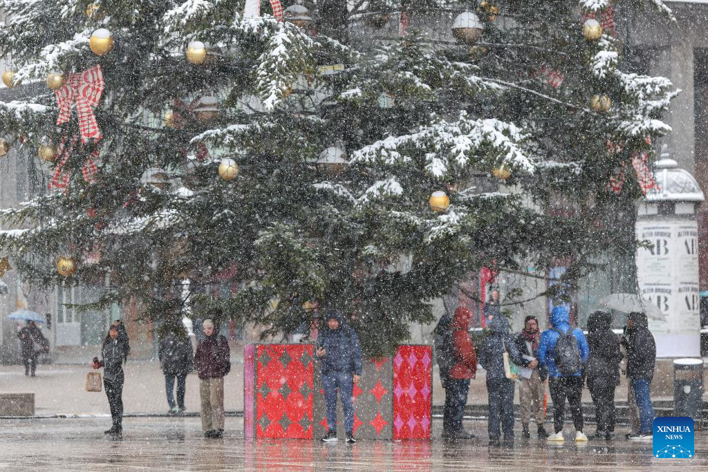 People stand amid heavy snowfall in Zagreb, Croatia, Jan. 6, 2026. (Goran Stanzl/PIXSELL via Xinhua)