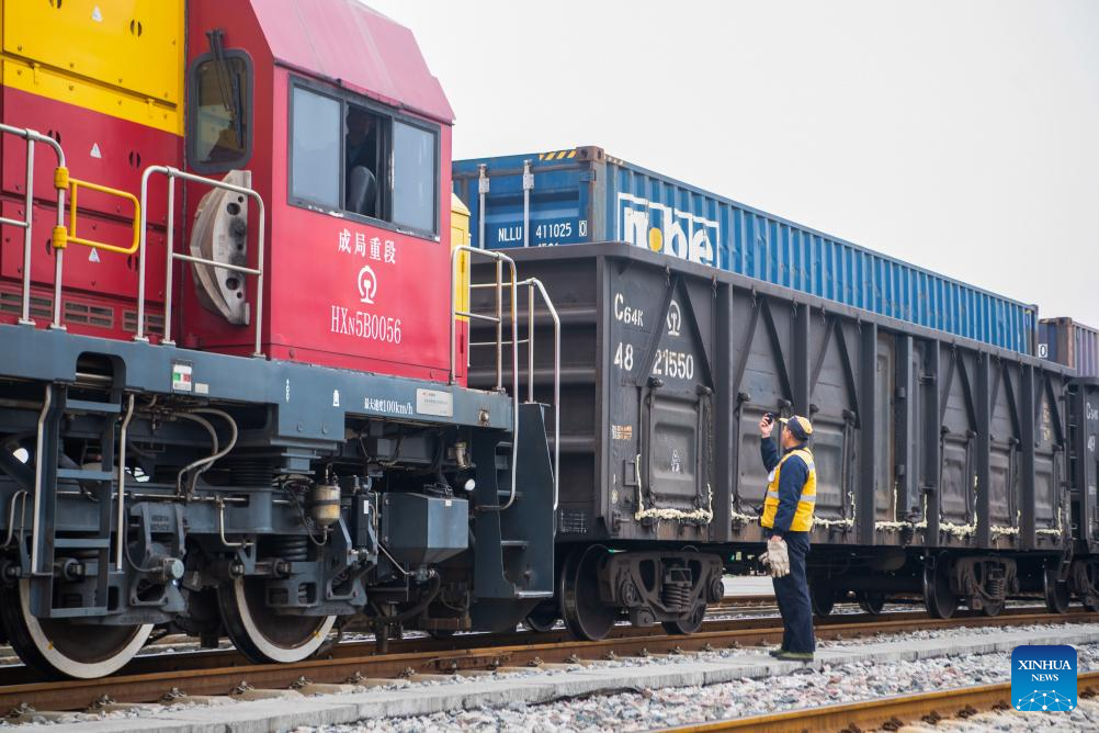 A freight train loaded with Chongqing-manufactured new energy vehicles waits for departure at Yuzui Station of Guoyuan Port in Chongqing, southwest China, Jan. 7, 2026. Departing on Wednesday, this freight train is expected to arrive at Nansha Port in south China's Guangzhou City after 48 hours and then be transferred to a vessel bound for the Middle East.

As a major vehicle manufacturing base, Chongqing has stably operated eastbound and southbound rail-sea intermodal freight trains via Ningbo, east China's Zhejiang Province and Qinzhou, south China's Guangxi Zhuang Autonomous Region. (Xinhua/Tang Yi)