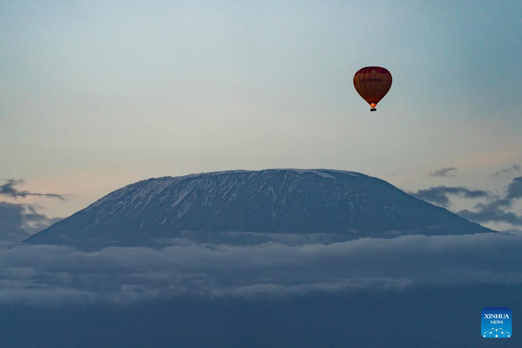 Tourists take a hot air balloon ride at the Amboseli National Park in Kenya, Jan. 8, 2026. Amboseli National Park is one of Kenya's premier vacation destinations and a world-renowned tourist spot. The park is located at the border between Kenya and Tanzania and sits at the foot of Africa's highest mountain, Mount Kilimanjaro. (Xinhua/Xie Jianfei)