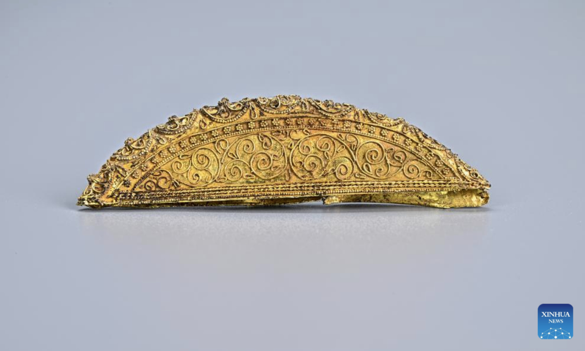 This undated file photo shows a gold hair ornament unearthed from the tomb of Ma Sanniang, wife of Dong Shunxian, a military officer in the Tang Dynasty (618-907), in Xi'an, northwest China's Shaanxi Province.(Shaanxi Academy of Archaeology/Handout via Xinhua)