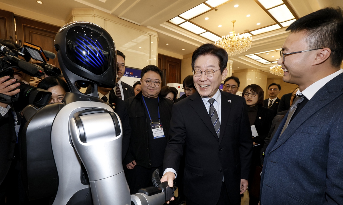 South Korean President Lee Jae-myung shakes hands with a Chinese humanoid robot at a forum in Shanghai on January 7, 2026. Photo: VCG