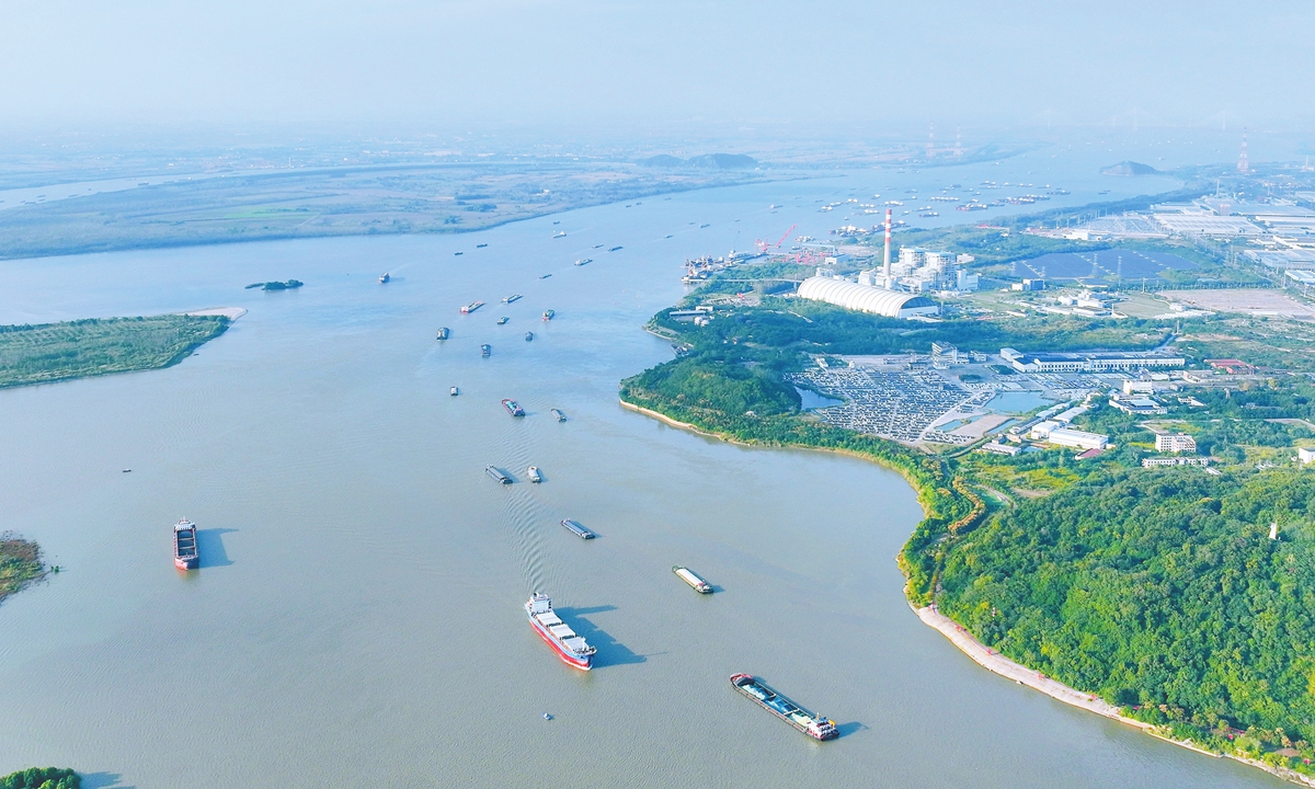 Ships shuttle back and forth in the Siheshan waters of the Yangtze River in Wuhu, East China's Anhui Province on October 24, 2025. Photo: VCG