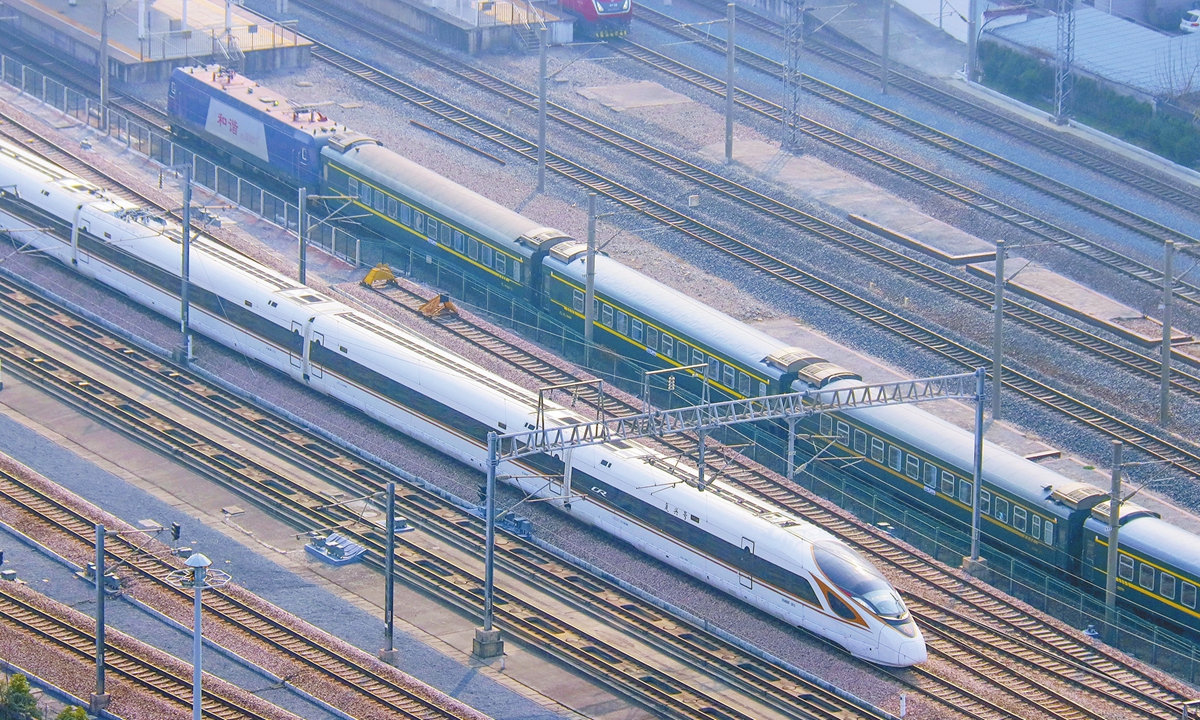 A Fuxing high-speed train travels along the rails in Changzhou, East China's Jiangsu Province on January 8, 2026. China's railways handled nearly 4.59 billion passenger trips in 2025, up 6.4 percent year-on-year, underpinned by a steadily expanding and modernizing rail transport system, official data showed. Photo: VCG