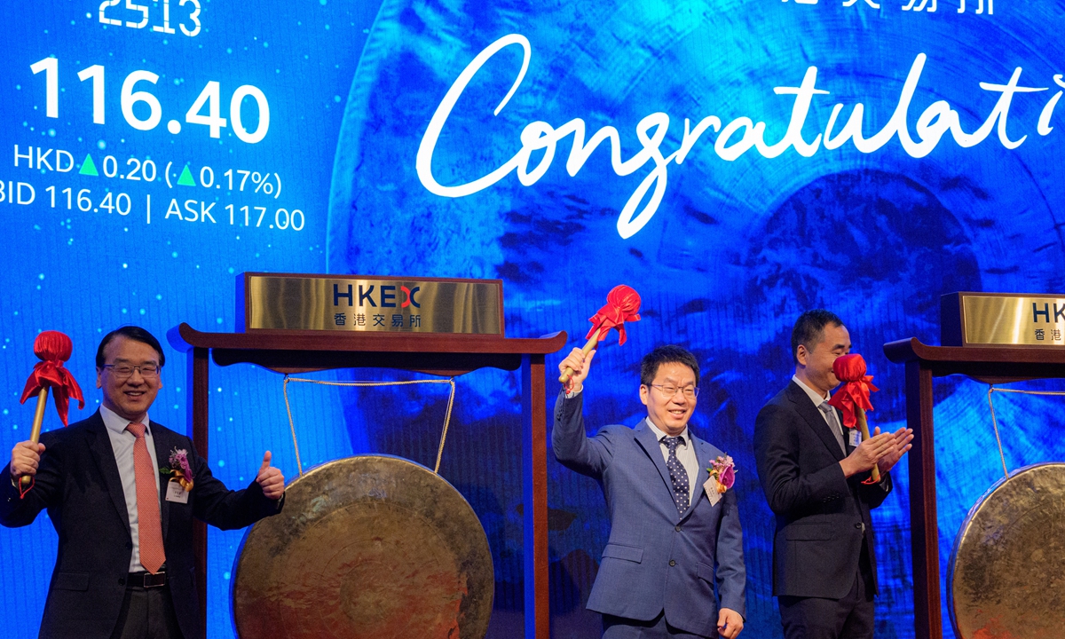 Liu Debing, chairman of Knowledge Atlas Technology JSC Ltd, better known as Zhipu, (center), during the company's listing ceremony at the Hong Kong Stock Exchange in Hong Kong on January 8, 2026 Photo: VCG